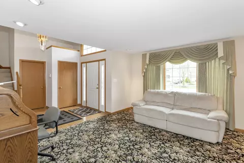 Living - 1535 Creekside Dr, Hoffman Estates, IL 60169 photo 5 of 13