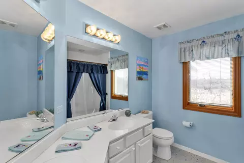 Bath - 1535 Creekside Dr, Hoffman Estates, IL 60169 photo 5 of 8