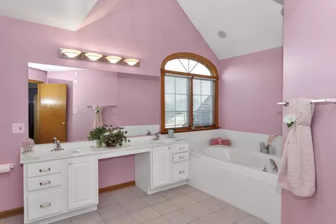 Bath - 1535 Creekside Dr, Hoffman Estates, IL 60169 photo 3 of 8
