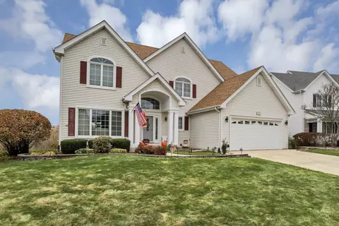 Exterior - 1535 Creekside Dr, Hoffman Estates, IL 60169 photo 2 of 14