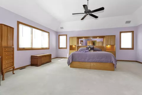 Bedroom - 1535 Creekside Dr, Hoffman Estates, IL 60169 photo 3 of 8