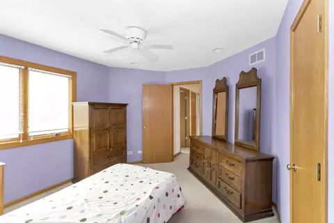 Bedroom - 1535 Creekside Dr, Hoffman Estates, IL 60169 photo 7 of 8