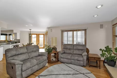 Living - 1535 Creekside Dr, Hoffman Estates, IL 60169 photo 3 of 13