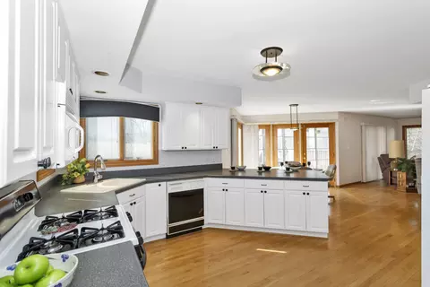 Kitchen - 1535 Creekside Dr, Hoffman Estates, IL 60169 photo 5 of 7