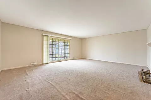 Living - 505 E Lincoln Ave, Belvidere, IL 61008 photo 3 of 4
