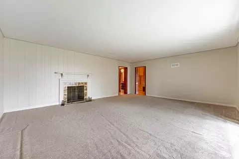 Living - 505 E Lincoln Ave, Belvidere, IL 61008 photo 4 of 4