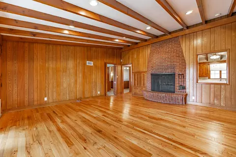 Living - 505 E Lincoln Ave, Belvidere, IL 61008 photo 2 of 4