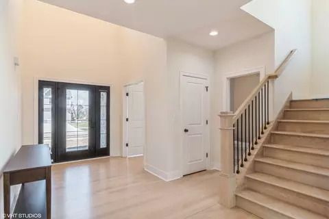 Entry Way - 101 Gloria Dr, Elgin, IL 60120 photo 2 of 4