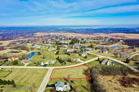 317 Bluffs Edge Dr, Mchenry, IL 60051