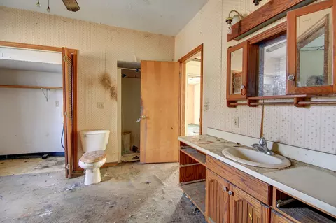 Bath - 715 S Lincoln Ave, Dixon, IL 61021 photo 1 of 2