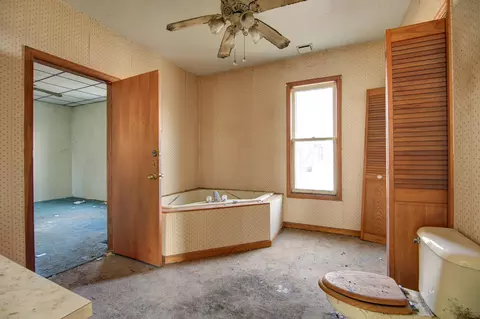 Bath - 715 S Lincoln Ave, Dixon, IL 61021 photo 2 of 2