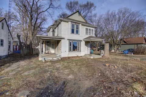 Exterior - 715 S Lincoln Ave, Dixon, IL 61021 photo 3 of 5