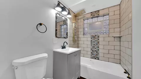 Bath - 6204 S Artesian Ave, Chicago, IL 60629 photo 1 of 2
