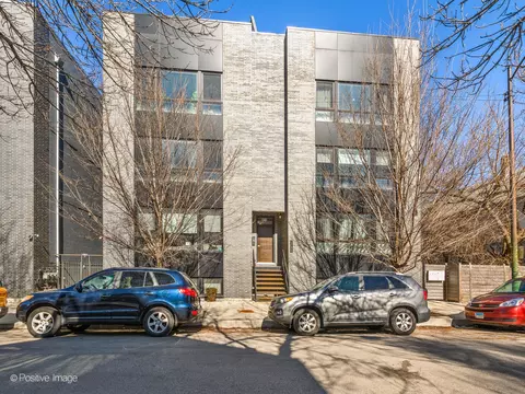 722 W 17th Pl #2E, Chicago, IL 60616