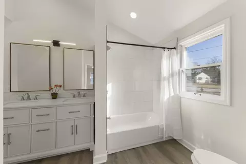 Bath - 536 E 2nd St, Lockport, IL 60441 photo 1 of 4