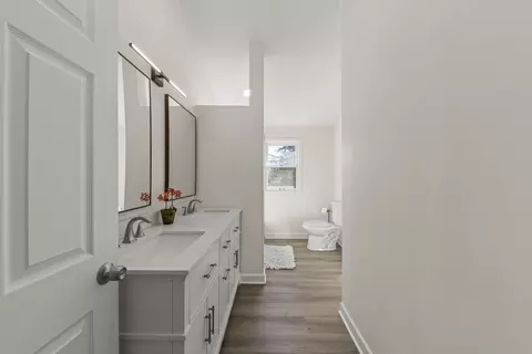 Bath - 536 E 2nd St, Lockport, IL 60441 photo 2 of 4