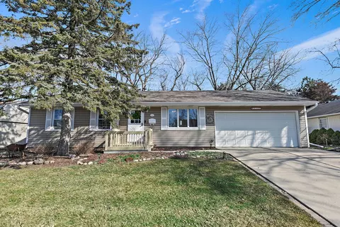 213 W Kennedy Dr, Streamwood, IL 60107
