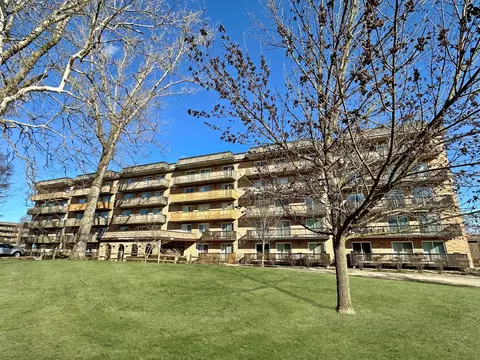 8025 Woodglen Ln #509, Downers Grove, IL 60516