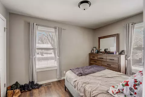 Bedroom - 560 Edwards Ave, East Dundee, IL 60118 photo 2 of 3