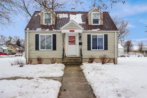 Exterior - 560 Edwards Ave, East Dundee, IL 60118 photo 2 of 8