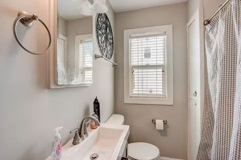 Bath - 560 Edwards Ave, East Dundee, IL 60118 photo 1 of 1