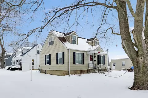 560 Edwards Ave, East Dundee, IL 60118