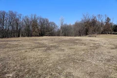 5131 Green Valley Rd, Clinton, IL 61727