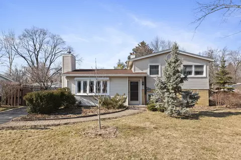 36150 N Grandwood Dr, Gurnee, IL 60031
