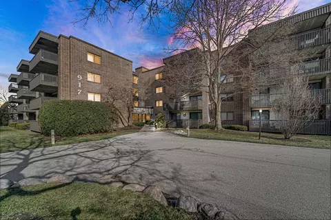 917 Vose Dr #306, Gurnee, IL 60031