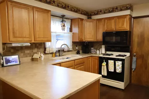 Kitchen - 515 E Mann St, Gilman, IL 60938 photo 2 of 3