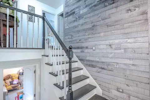 Entry Way - 640 Springfield Dr, Roselle, IL 60172 photo 2 of 3