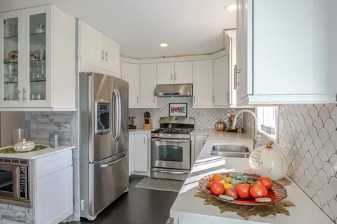 Kitchen - 640 Springfield Dr, Roselle, IL 60172 photo 1 of 4