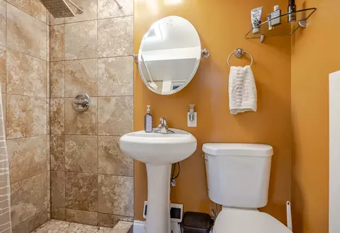 Bath - 640 Springfield Dr, Roselle, IL 60172 photo 2 of 2