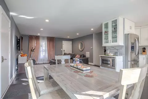 Living - 640 Springfield Dr, Roselle, IL 60172 photo 2 of 4