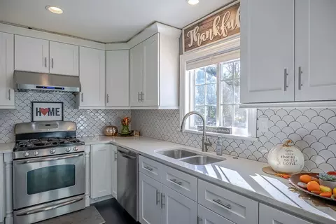 Kitchen - 640 Springfield Dr, Roselle, IL 60172 photo 2 of 4