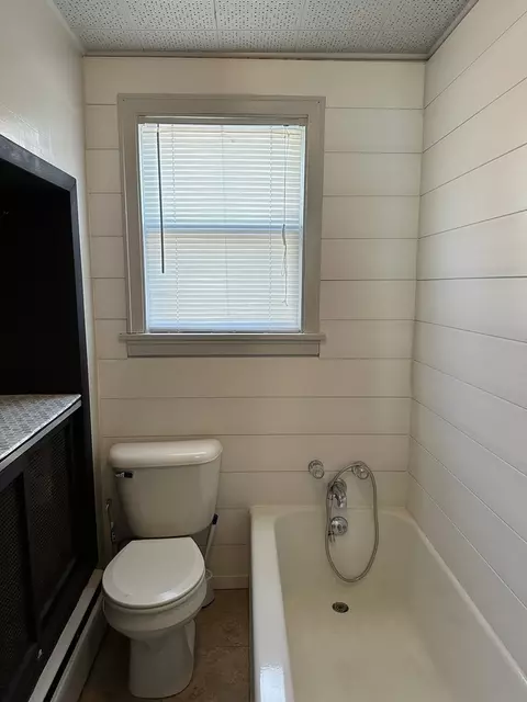 Bath - 511 S Central St, Gilman, IL 60938 photo 3 of 6