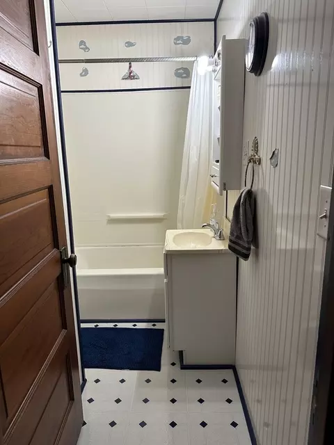 Bath - 511 S Central St, Gilman, IL 60938 photo 5 of 6