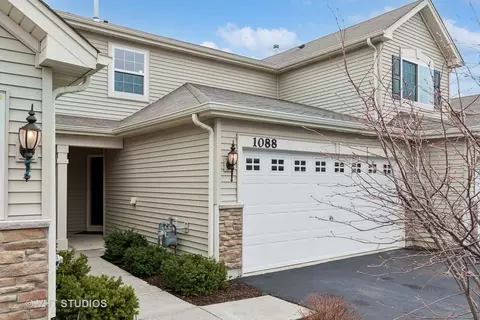 1088 Turin Dr, Hampshire, IL 60140