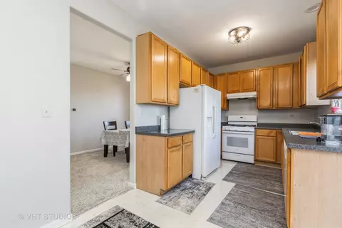 Kitchen - 28812 Bakers Dr, Lakemoor, IL 60051 photo 2 of 3