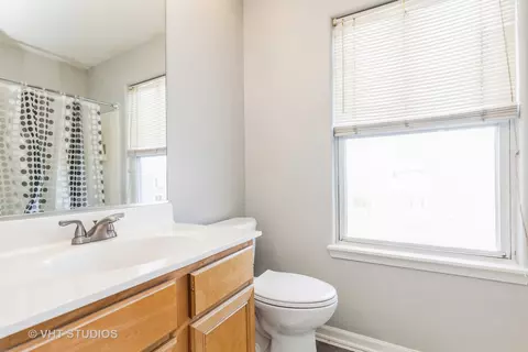 Bath - 28812 Bakers Dr, Lakemoor, IL 60051 photo 2 of 3