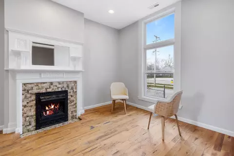 Living - 3918 S Langley Ave, Chicago, IL 60653 photo 3 of 4