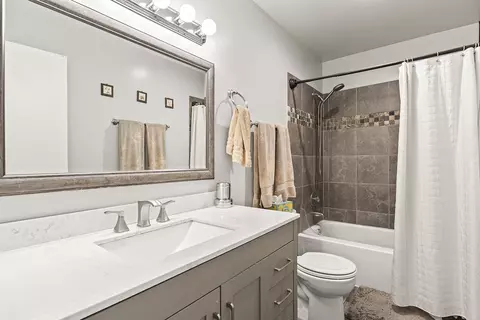 Bath - 772 Circle Dr, Roselle, IL 60172 photo 5 of 6