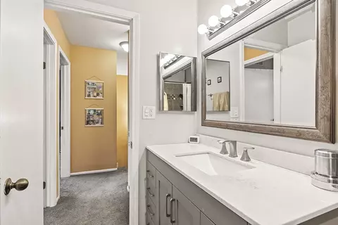 Bath - 772 Circle Dr, Roselle, IL 60172 photo 6 of 6
