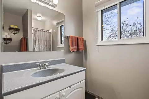 Bath - 772 Circle Dr, Roselle, IL 60172 photo 2 of 6