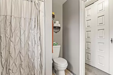 Bath - 772 Circle Dr, Roselle, IL 60172 photo 3 of 6