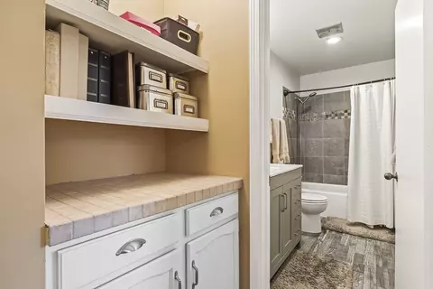 Bath - 772 Circle Dr, Roselle, IL 60172 photo 4 of 6