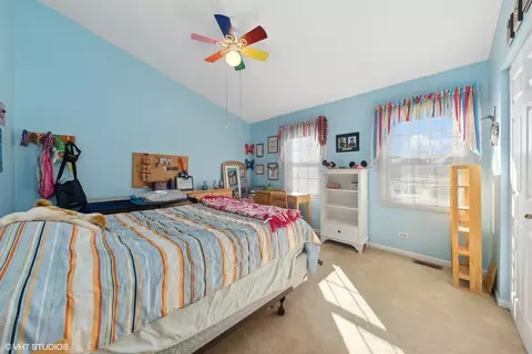 Bedroom - 3058 Dell Pl, Glenview, IL 60025 photo 2 of 4