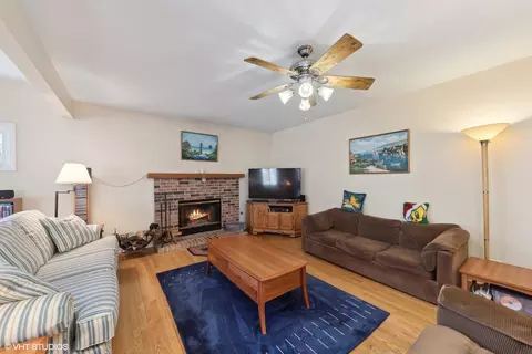 Living - 3058 Dell Pl, Glenview, IL 60025 photo 2 of 3