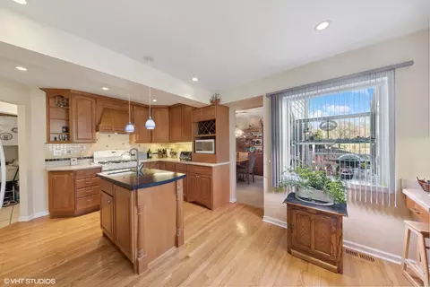 Kitchen - 3058 Dell Pl, Glenview, IL 60025 photo 2 of 3