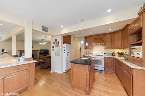 Kitchen - 3058 Dell Pl, Glenview, IL 60025 photo 3 of 3